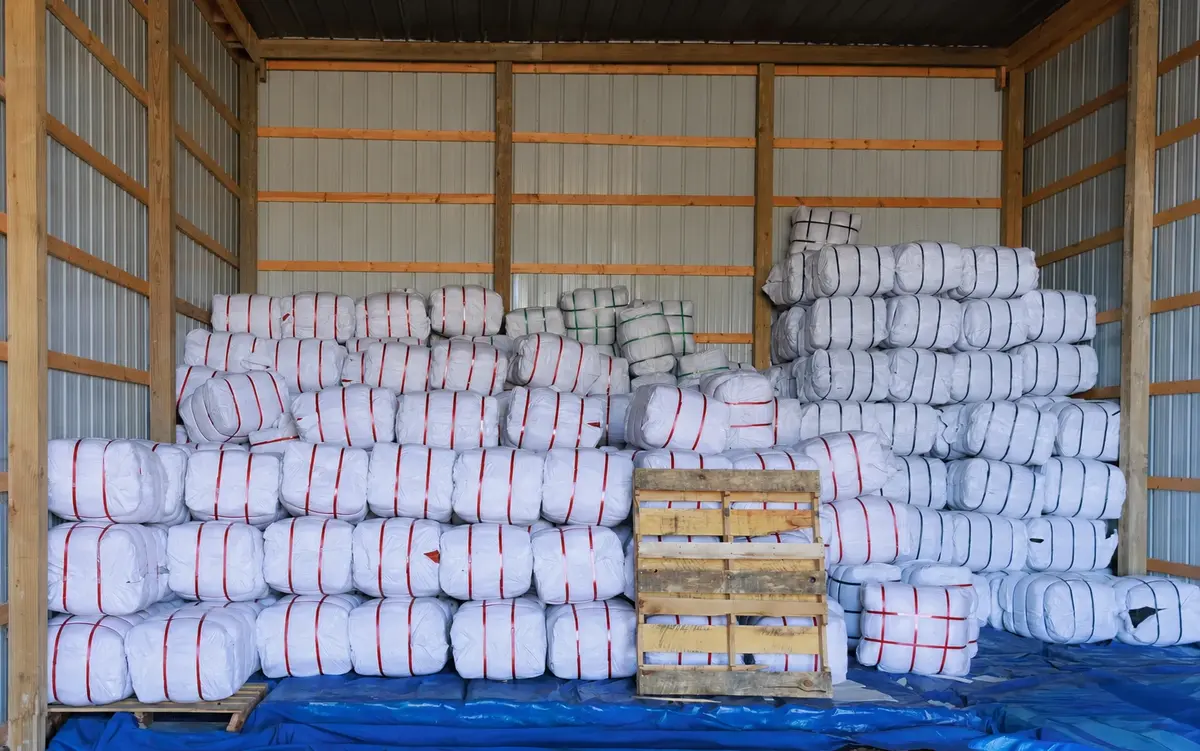 Bulk moving pad inventory inside a storage building